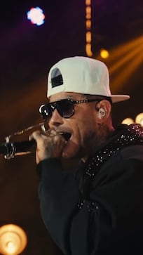 Ulises Bueno le puso su impronta a “No es por acá”, un tema de Carin León