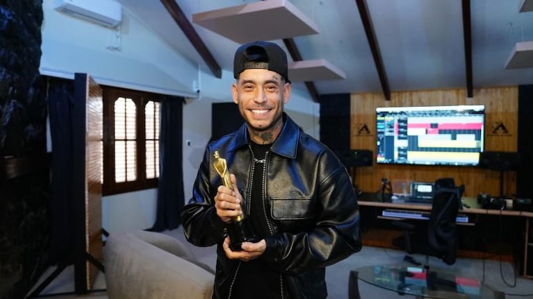 Ulises Bueno posando con su premio a "Mejor artista de cuarteto".
