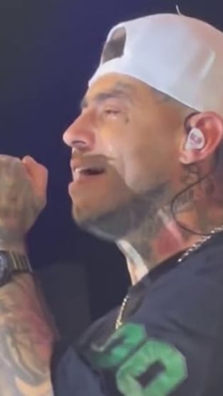 Ulises Bueno se emocionó en el escenario al cantar "Ji ji ji" del Indio.