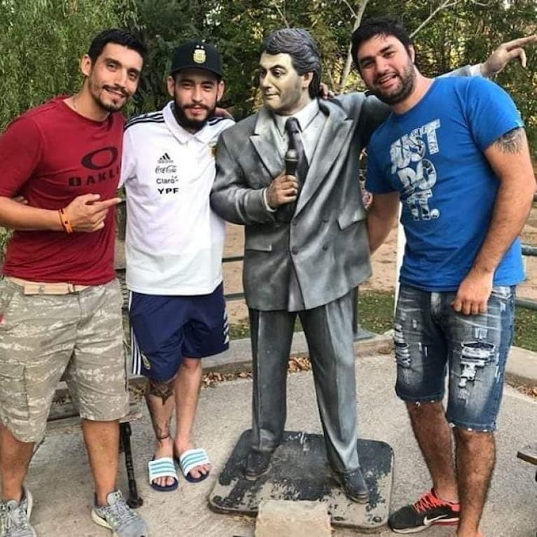 Ulises Bueno visitó la estatua de Gary en Amboy