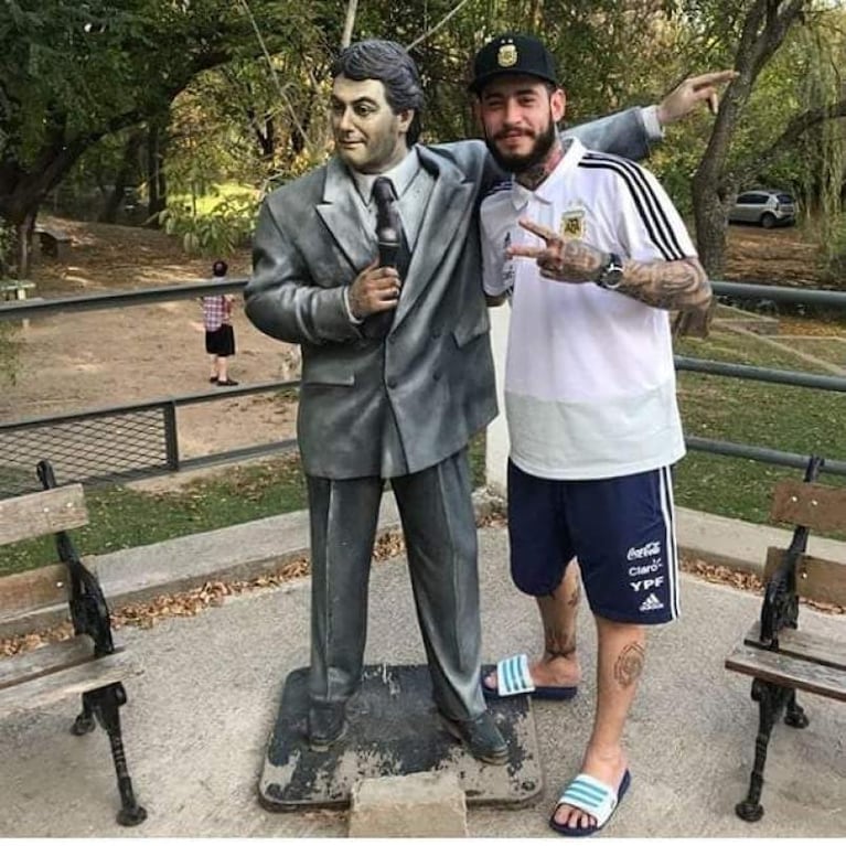 Ulises Bueno visitó la estatua de Gary en Amboy