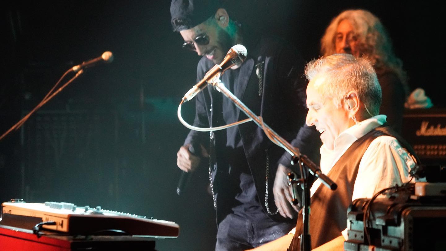 Ulises Bueno y Alejandro Lerner cantando "Dale, vieja, dale".