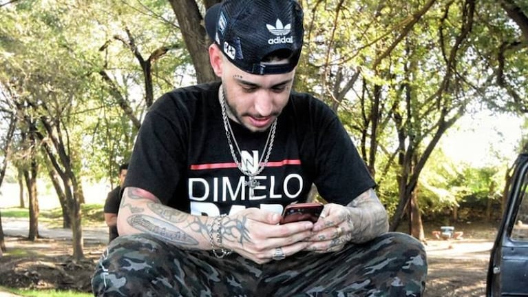Ulises con su remera "Dimelo, papi", una de las frases más escuchadas en la serie de NJ.