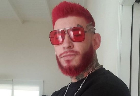 Ulises metió rojo en pelo, barba... ¡y lentes!