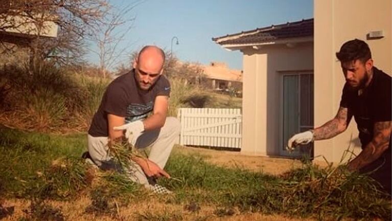 Ulises prefiere mantener el jardín de su casa él mismo. 