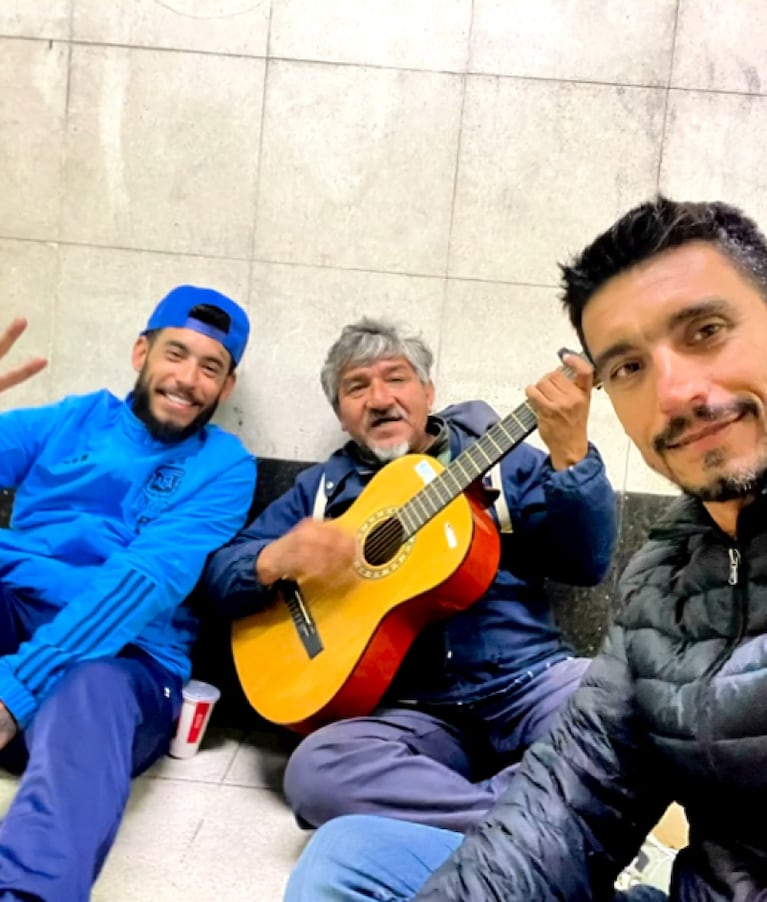 Ulises se perdió en Buenos Aires y cantó con un artista callejero