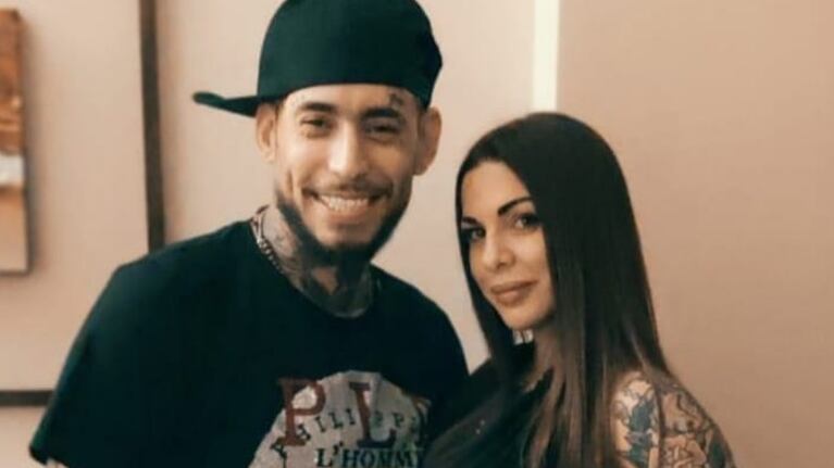 Ulises y su tatuadora, Mariana.