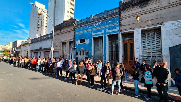 Último día para entregar la libreta AUH y la fila es interminable en Anses