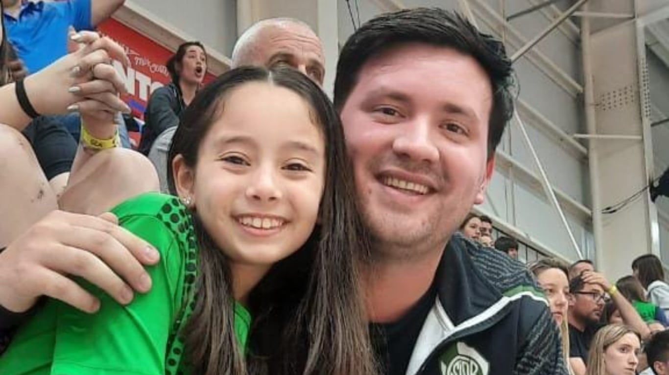 Umma y Joel Fernández, su entrenador de handball en Defensores de Banfield. (Foto: gentileza de Joel Fernández)