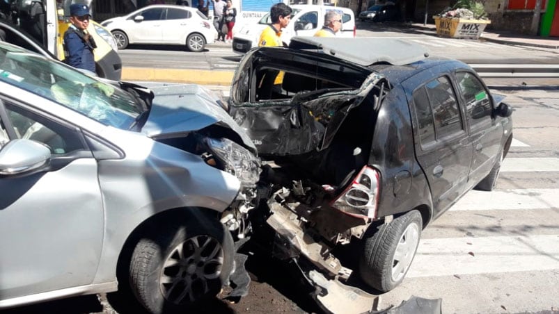 Un 208 embistió de atrás a un Clio. Foto enviada a El Doce y Vos. 