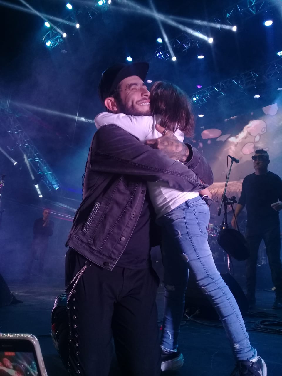 Un abrazo de amor en el escenario.