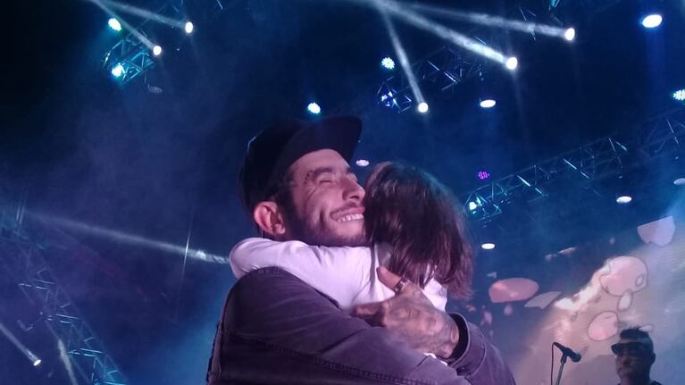 Un abrazo de amor en el escenario.