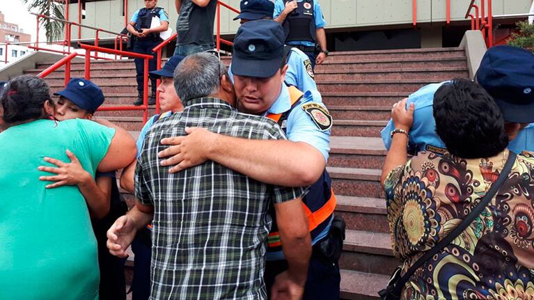 Un abrazo eterno entre familiares y policías.