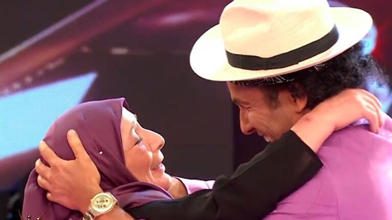 Un abrazo interminable. Ergün y su mamá, felices en la pista del Bailando.