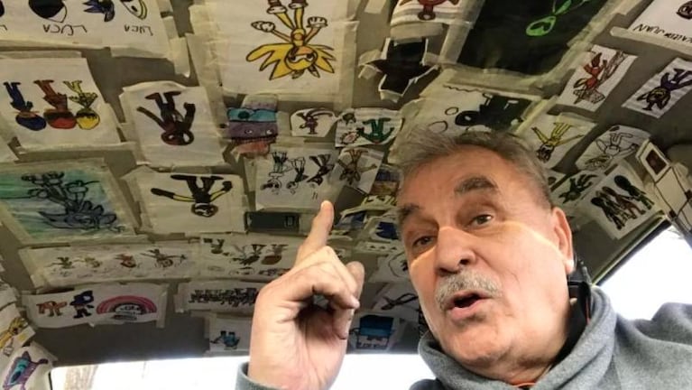 Un abuelo decoró el techo de su taxi con los dibujos de su nieto