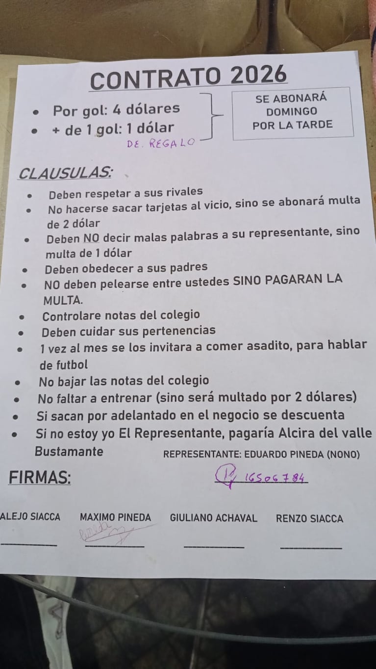 Un abuelo les hace firmar contratos a sus nietos y les regaló una figurita personalizada del Mundial.