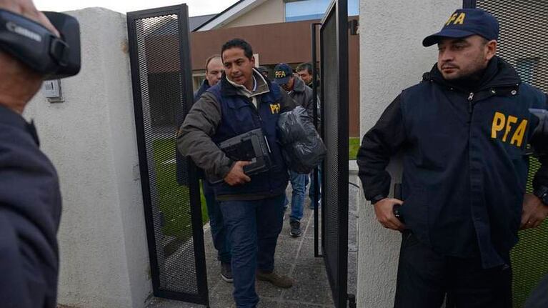 Un agente de la Federal retira los elementos incautados en la casa de Melina Báez.