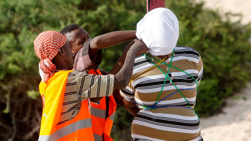 Un agente del ejército somalí preparaba a Hassan Hanafi para ejecutarlo.