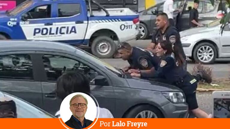 Un agente sufrió lesiones y el conductor está detenido.