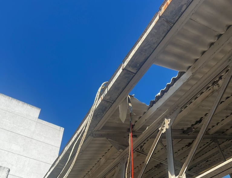 Un albañil cayó de siete metros