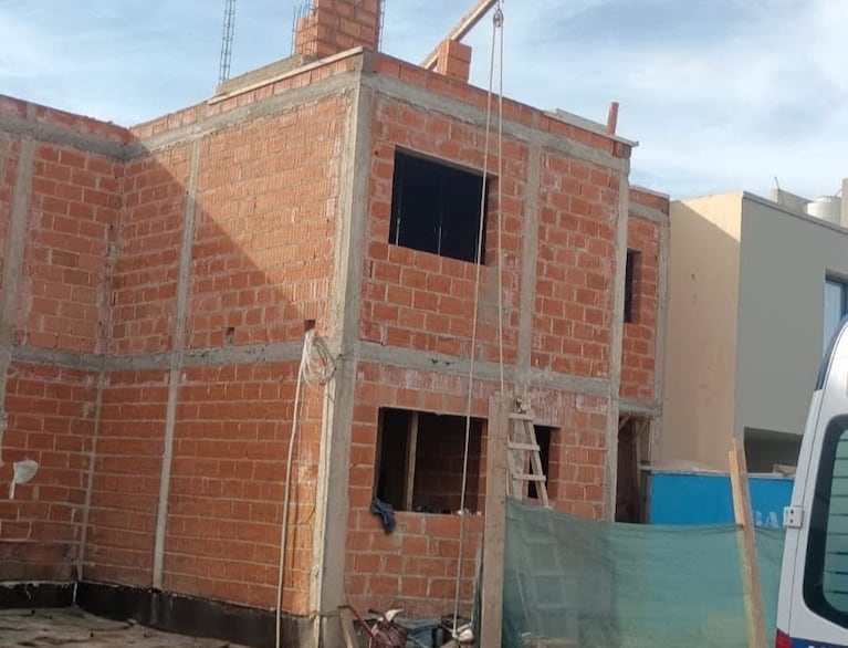 Un albañil cayó desde el primer piso y sufrió heridas de gravedad.