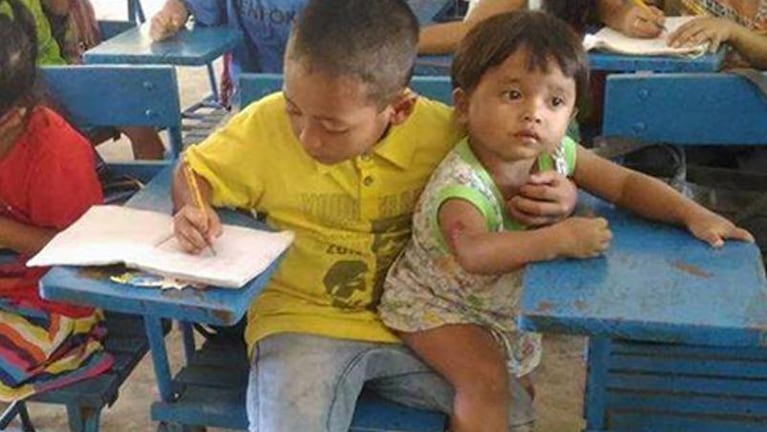 Un alumno del primario asiste a clases con un bebé en brazos