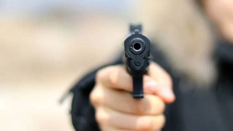 Un alumno ingresó con un arma a un colegio de Salta. (imagen: ilustrativa).