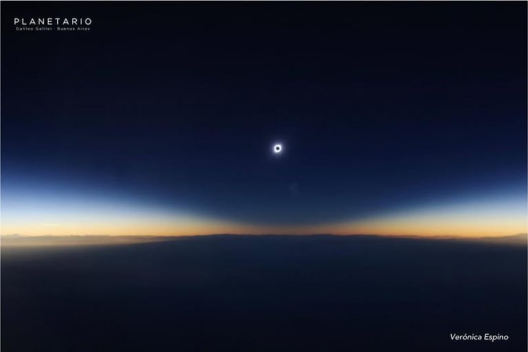 Un ángulo único del eclipse: lo vieron desde un vuelo de Aerolíneas