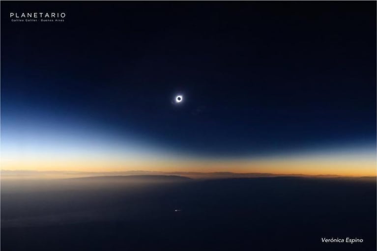 Un ángulo único del eclipse: lo vieron desde un vuelo de Aerolíneas
