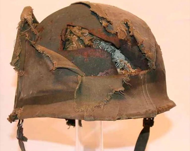 Un anónimo compró, por una altísima cifra, el casco que salvó a un héroe de Malvinas y se lo devolverá