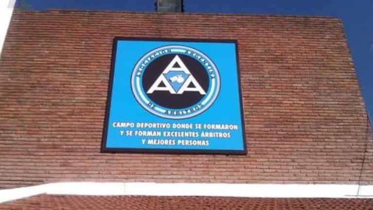 Un árbitro de polémicos antecedentes se retira del fútbol.
