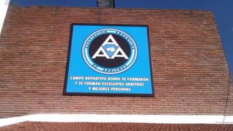 Un árbitro de polémicos antecedentes se retira del fútbol.
