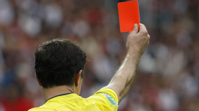 Un árbitro fue agredido por un futbolista en la Liga de Ischilín