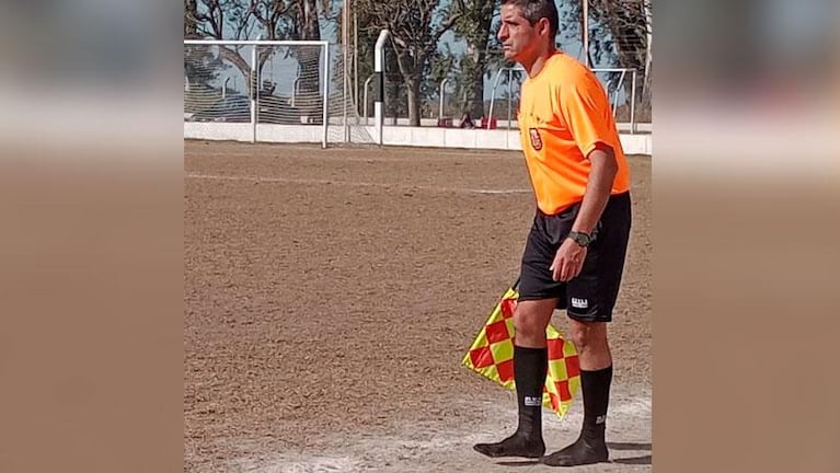 Un árbitro le prestó sus botines a un jugador y dirigió en medias