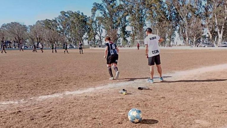 Un árbitro le prestó sus botines a un jugador y dirigió en medias