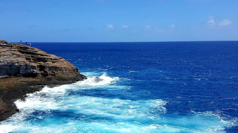 Un argentino saltó hacia el mar en Hawaii, sufrió un accidente y murió