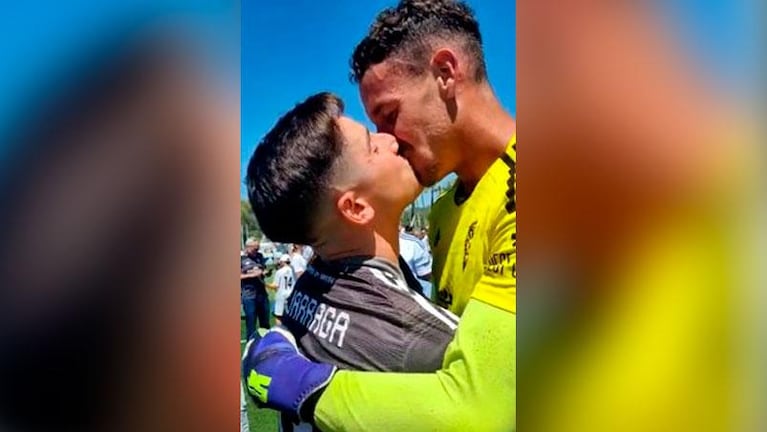 Un arquero salió campeón y celebró con un beso a su novio: la foto sin tabúes