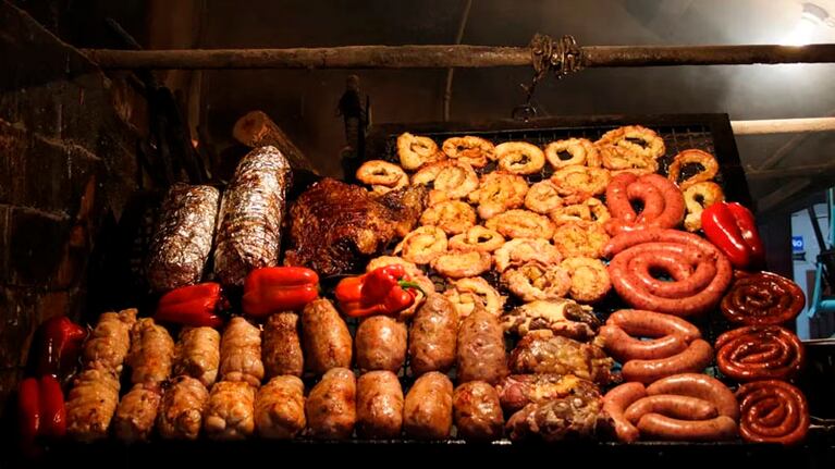 Un asado con achuras, el origen de las infecciones en Buenos Aires.