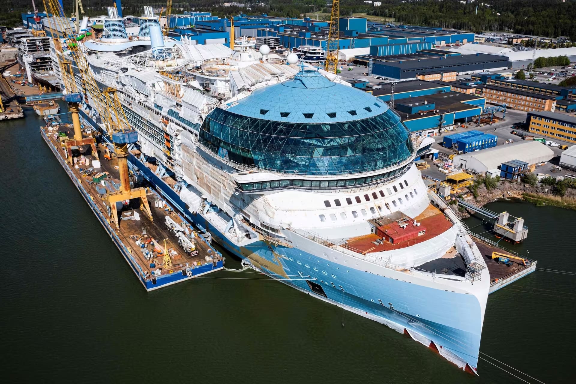 Un astillero de Finlandia está terminando de construir el monstruoso barco que zarpará en 2024. Fotos: Jonathan Nackstrand - AFP