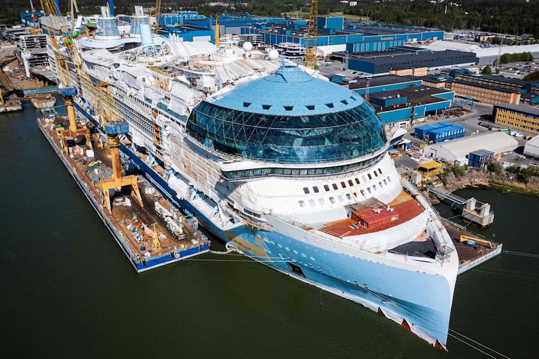 Un astillero de Finlandia está terminando de construir el monstruoso barco que zarpará en 2024. Fotos: Jonathan Nackstrand - AFP