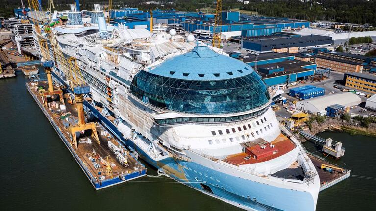 Un astillero de Finlandia está terminando de construir el monstruoso barco que zarpará en 2024. Fotos: Jonathan Nackstrand - AFP