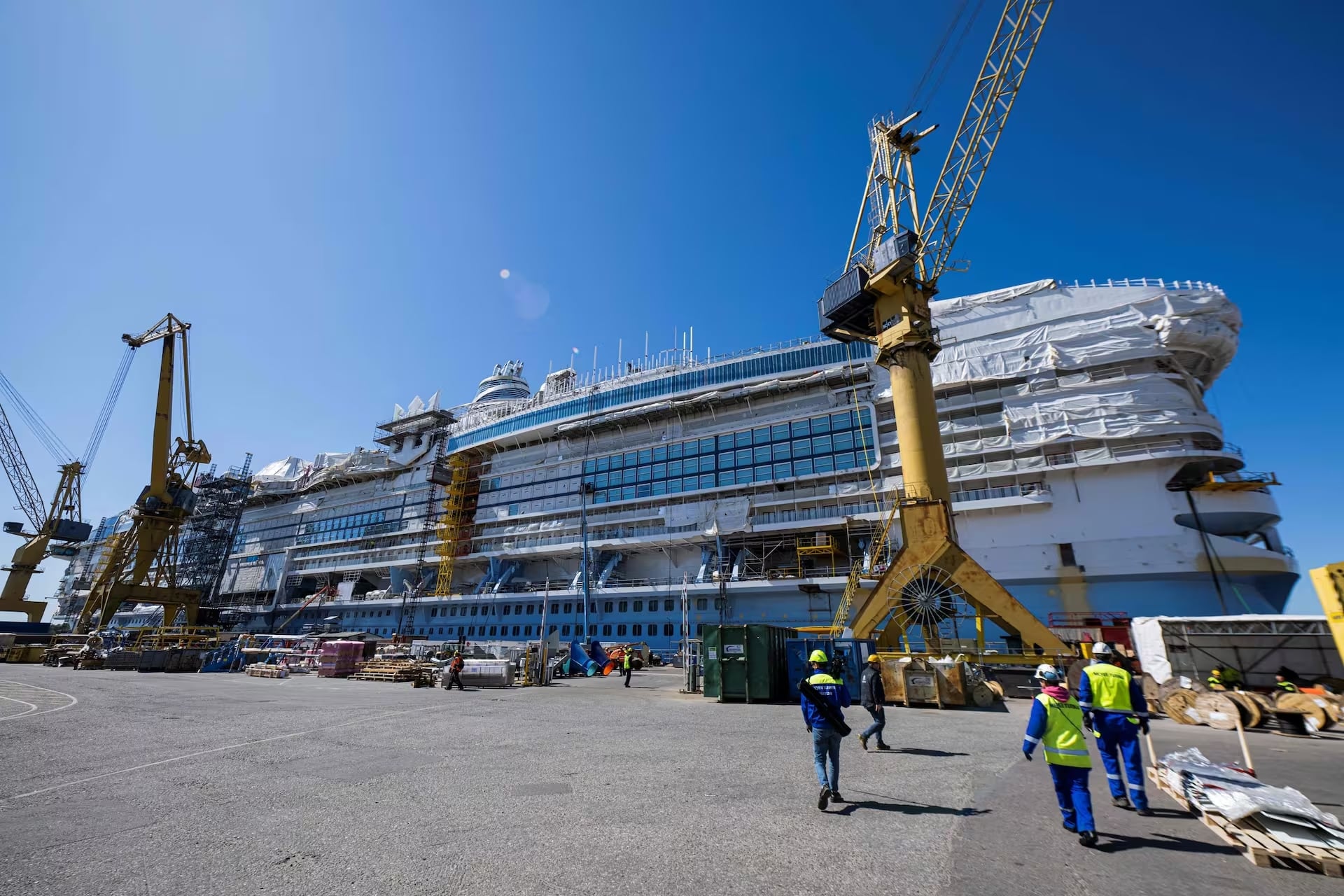 Un astillero de Finlandia está terminando de construir el monstruoso barco que zarpará en 2024. Fotos: Jonathan Nackstrand - AFP