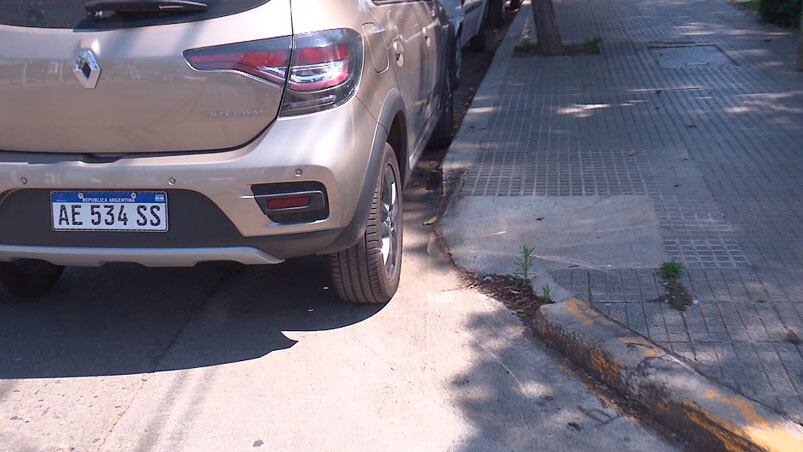 Un auto bloqueando la rampa, que además está rota. / Foto: El Doce