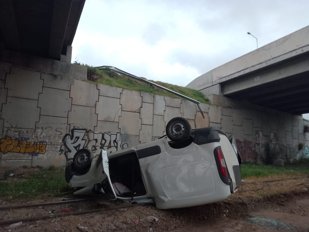 Un auto cayó al vacío y quedó con las cuatro gomas hacia arriba.