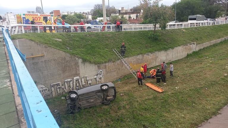Un auto cayó desde el Puente Dorrego.
