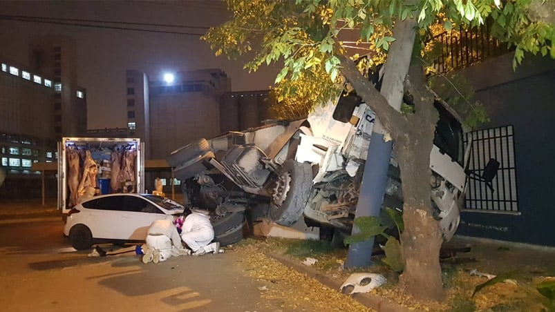 Un auto chocó a un empleado y al camión volcado. Foto: Sebastián Pfaffen / El Doce