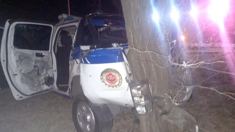 Un auto chocó contra un móvil policial y se prendió fuego en Córdoba: tres heridos