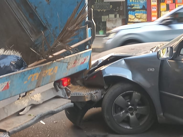 Un auto chocó de atrás a un camión de basura e hirió a un recolector en el centro