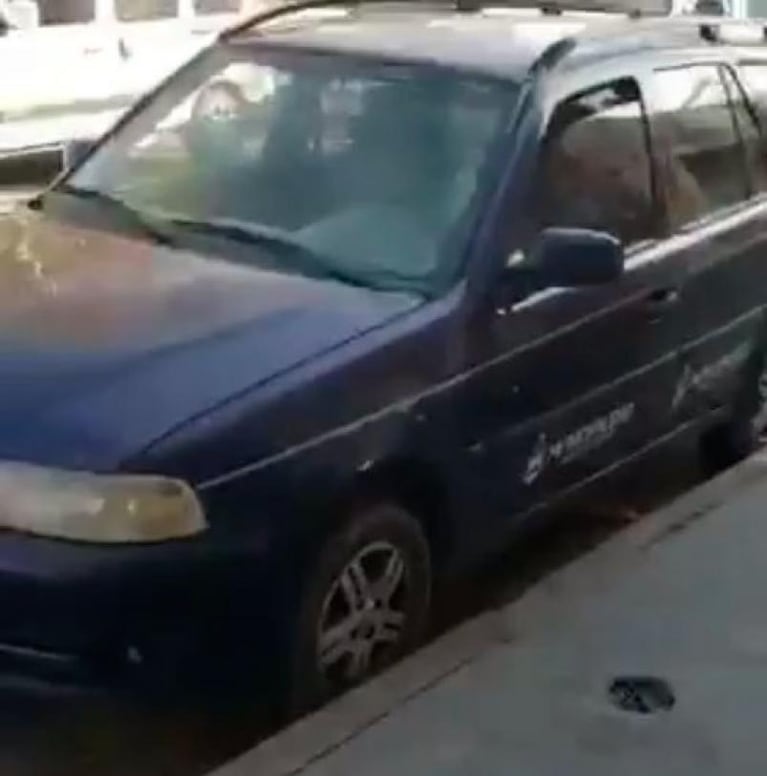 Un auto de la Municipalidad, mal estacionado y sin ITV a 50 metros de un control