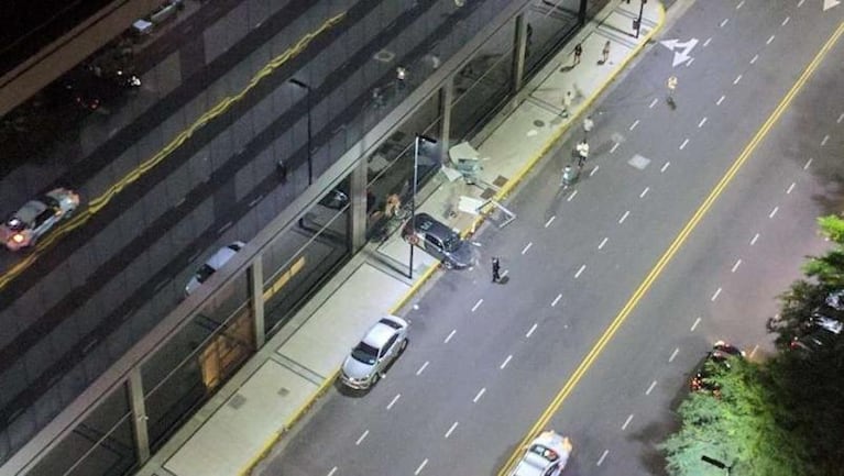 Un auto de lujo chocó contra un hotel de Puerto Madero